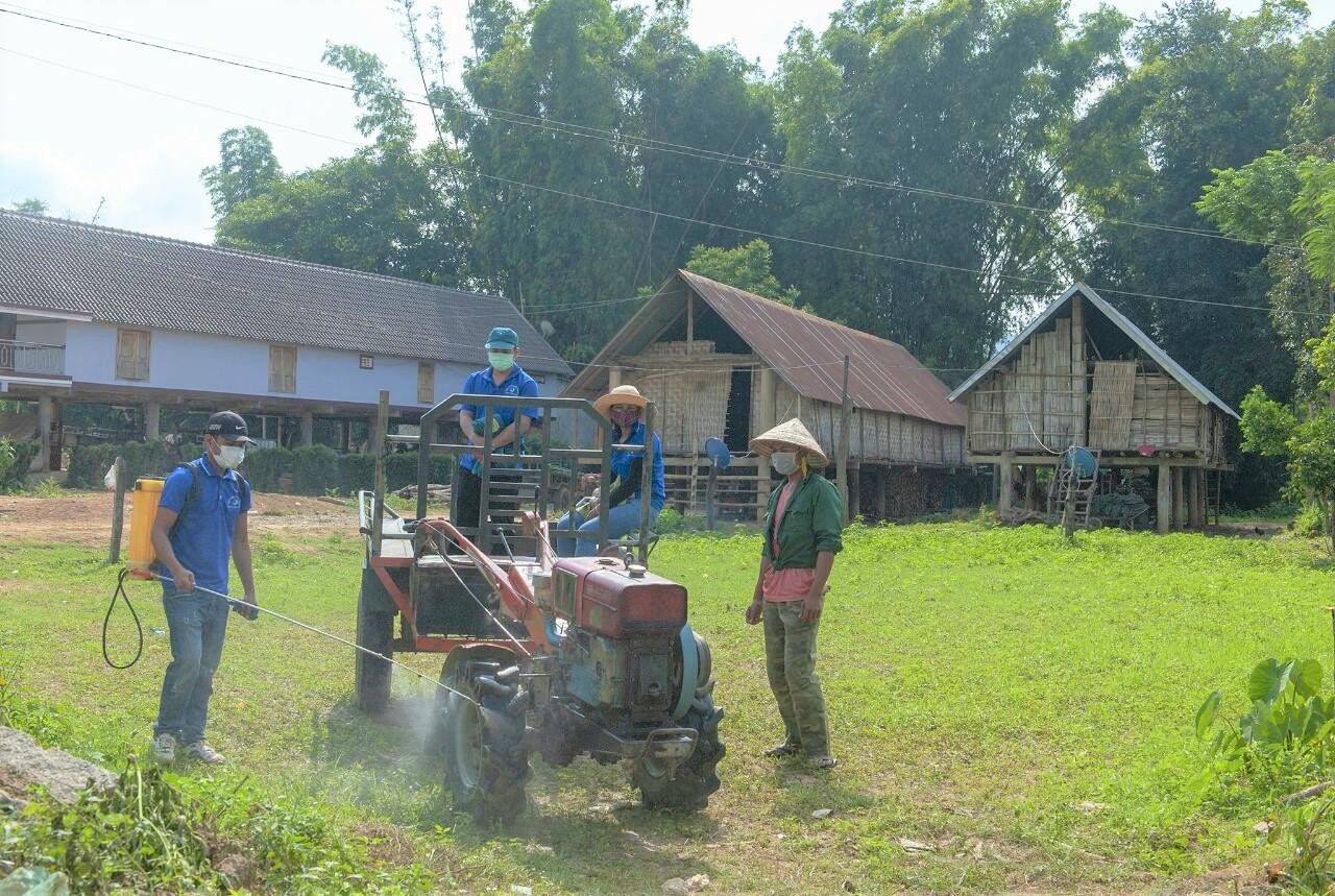 Trước đó, khu vực ngày ghi nhận một trường hợp mắc COVID-19, đi từ TP.HCM về địa phương. Ngay sau đó, toàn bộ người dân xung quanh bị phong tỏa, cách ly tại nhà 21 ngày. Những hộ dân trên đa phần là đồng bào M’nông, cuộc sống còn nhiều khó khăn, đặc biệt, buôn Dranh A có tỉ lệ hộ nghèo khá cao. Trong ảnh, đoàn viên thanh niên khử khuẩn phương tiện sau khi di chuyển vào trong khu vực bị phong tỏa.