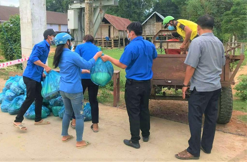 Anh Đỗ Đình Trung, Phó Bí thư Đoàn xã Đắk Liêng (huyện Lắk) cho hay, gần 6 ngày nay hơn 20 đoàn viên, thanh niên trong xã cùng các lực lượng khác tham gia vận động các nhà hảo tâm và người dân trên địa bàn chung tay ủng hộ nhu yếu phẩm (chủ yếu là gạo, mắm muối, rau củ quả…) tặng cho hơn 230 hộ dân, khoảng 950 nhân khẩu thuộc buôn Dranh A và một phần buôn Yang Lah (xã Đắk Liêng) đang bị phong tỏa để phòng chống dịch COVID-19.