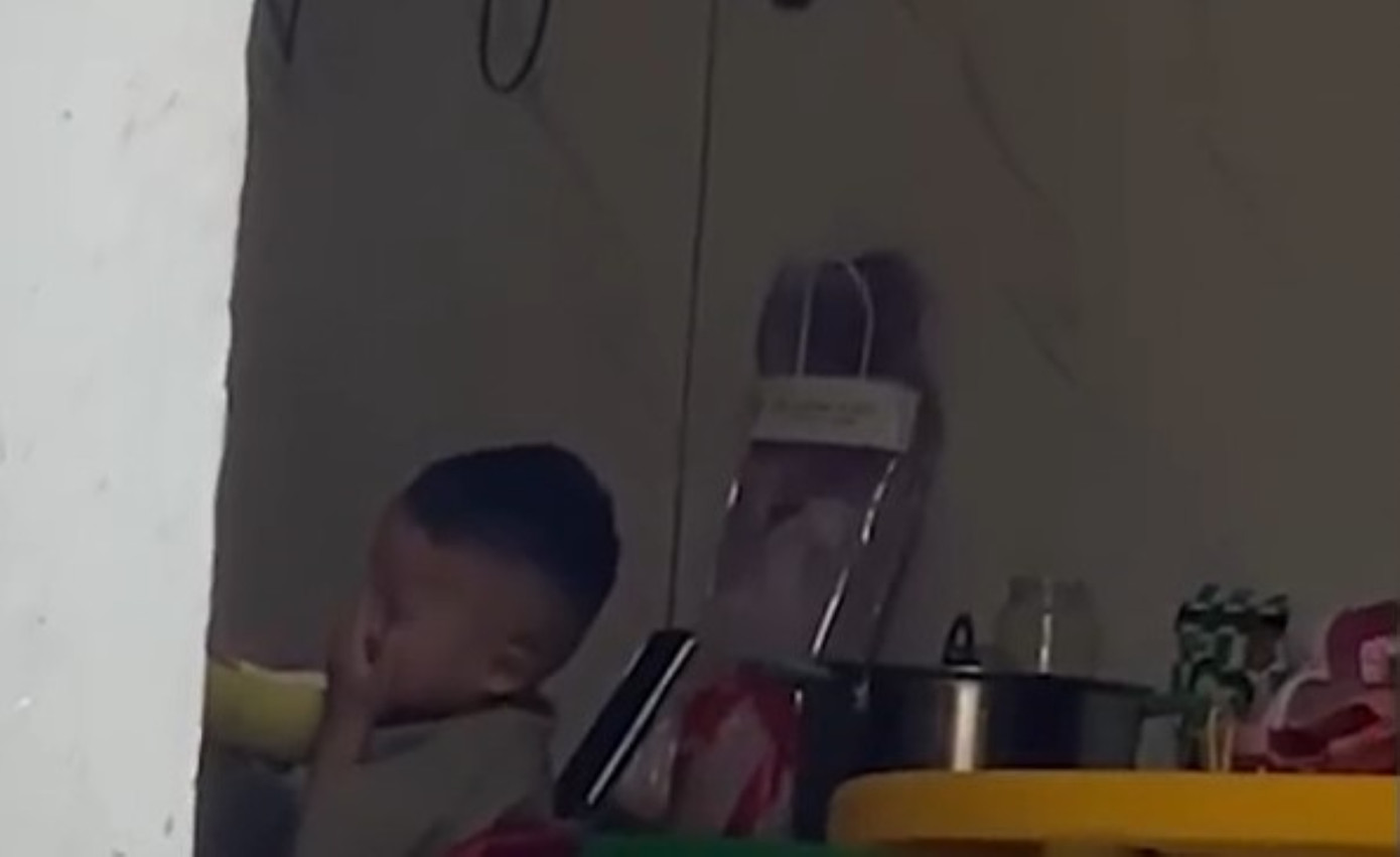 Bé trai ôm mặt khóc sau khi bị bảo mẫu "tác động vật lý vào má" Bé trai ôm mặt khóc sau khi bị bảo mẫu "tác động vật lý vào má"