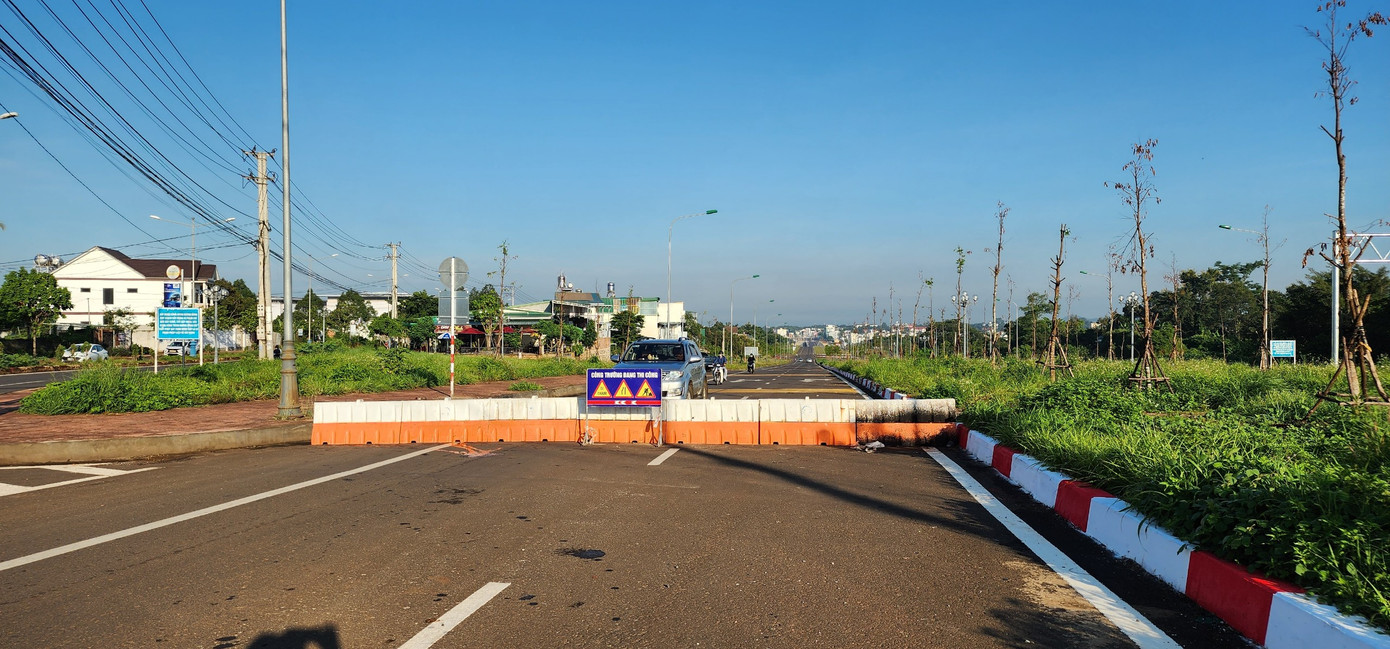 Chủ đầu tư đã chỉ đạo ngừng khai thác dự án Đại lộ Đông Tây. Chủ đầu tư đã chỉ đạo ngừng khai thác dự án Đại lộ Đông Tây.