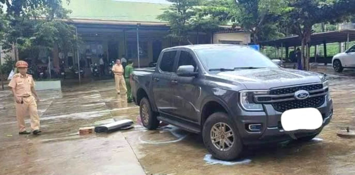 Hiện trường vụ lùi xe khiến một học sinh tử vong trong trường Hiện trường vụ lùi xe khiến một học sinh tử vong trong trường