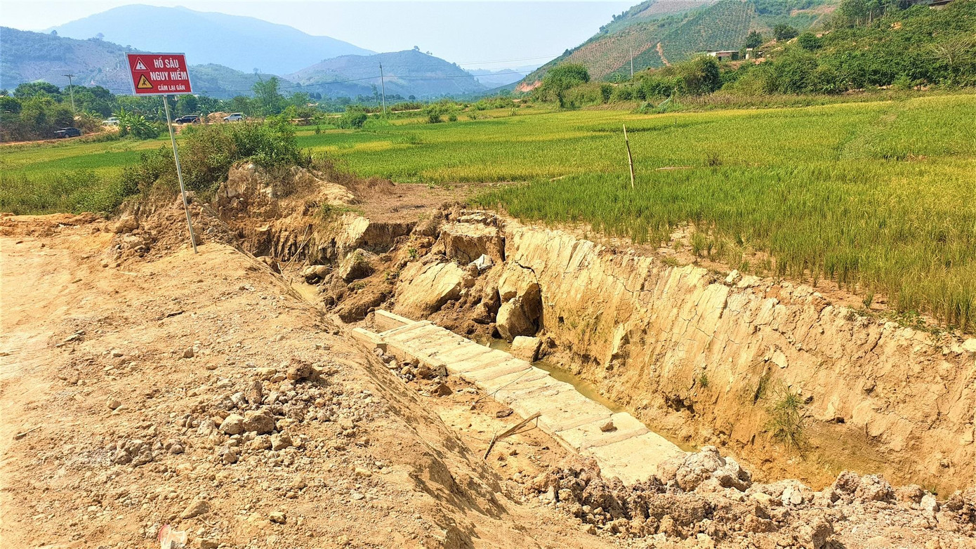 Người dân phản ứng khi kênh dẫn đi ngang nhưng không thể dẫn nước vào ruộng Người dân phản ứng khi kênh dẫn đi ngang nhưng không thể dẫn nước vào ruộng