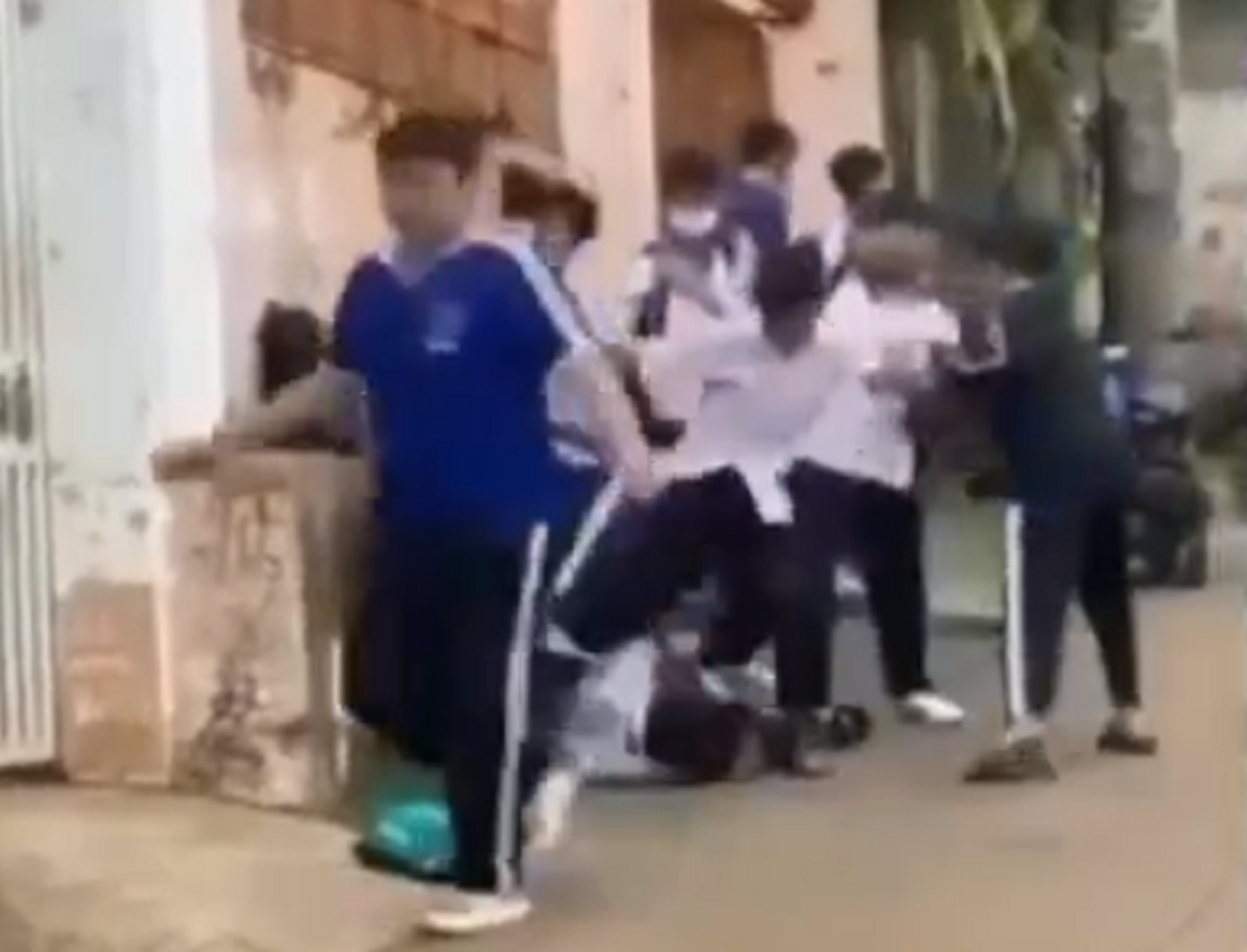 Nhóm người đánh em Đ. đều mang đồng phục học sinh