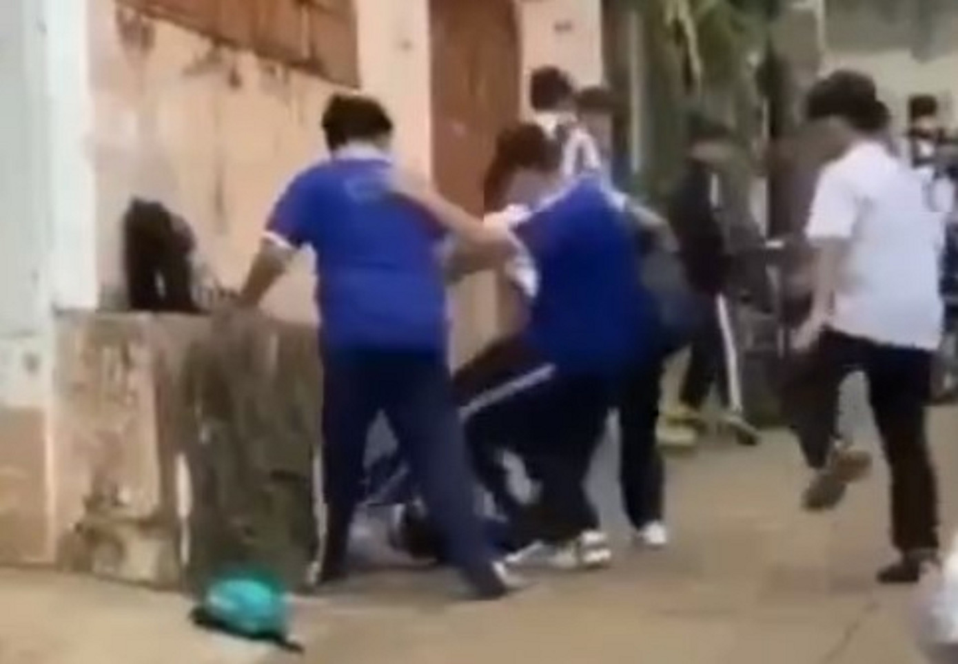 Cả nhóm lao vào đánh em Đ.