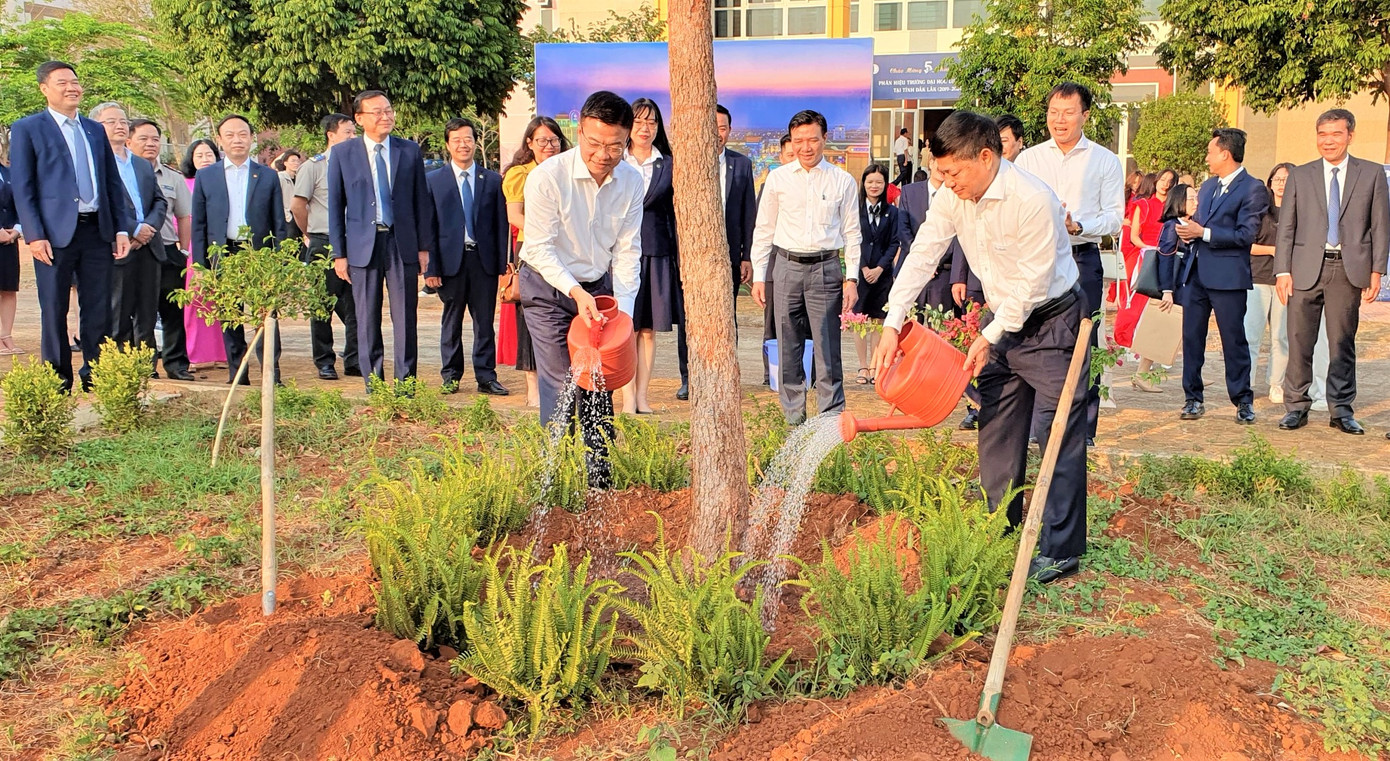 Bộ trưởng Lê Thành Long tham gia trồng cây với lãnh đạo Tỉnh ủy Đắk Lắk