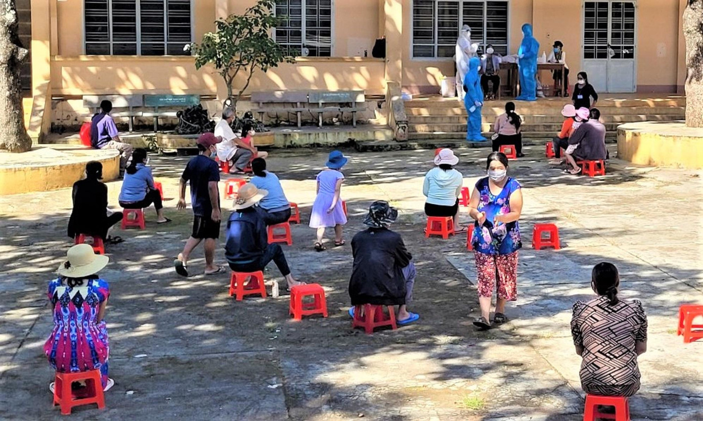 Người dân được phát ghế ngồi, chờ đến lượt gọi tên đến lấy mẫu