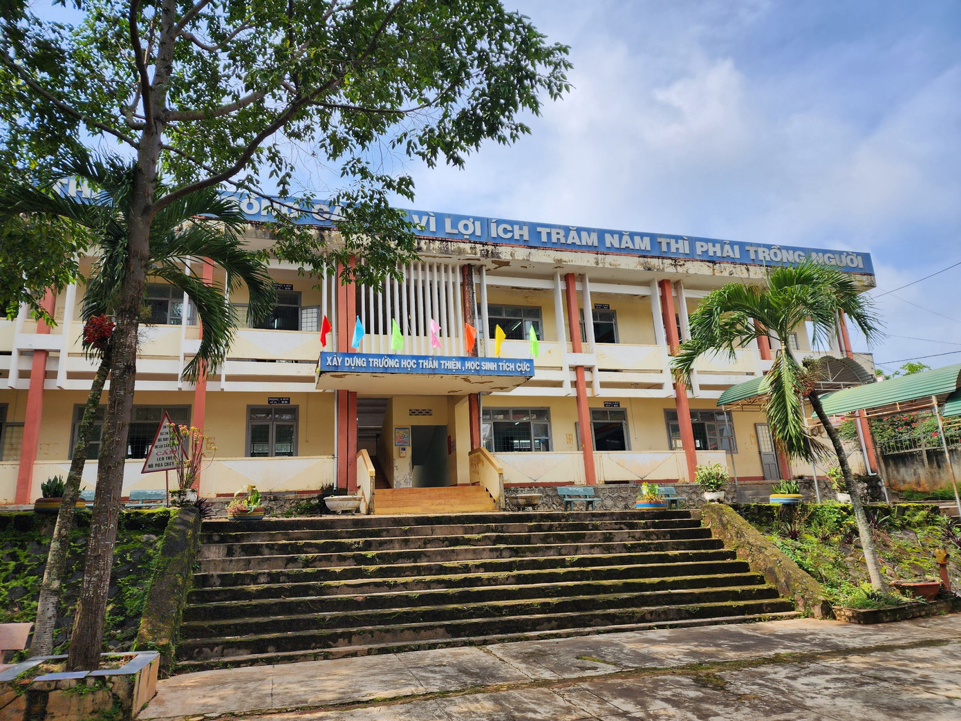 Trường THCS Lạc Long Quân - nơi xảy ra sự việc Trường THCS Lạc Long Quân - nơi xảy ra sự việc