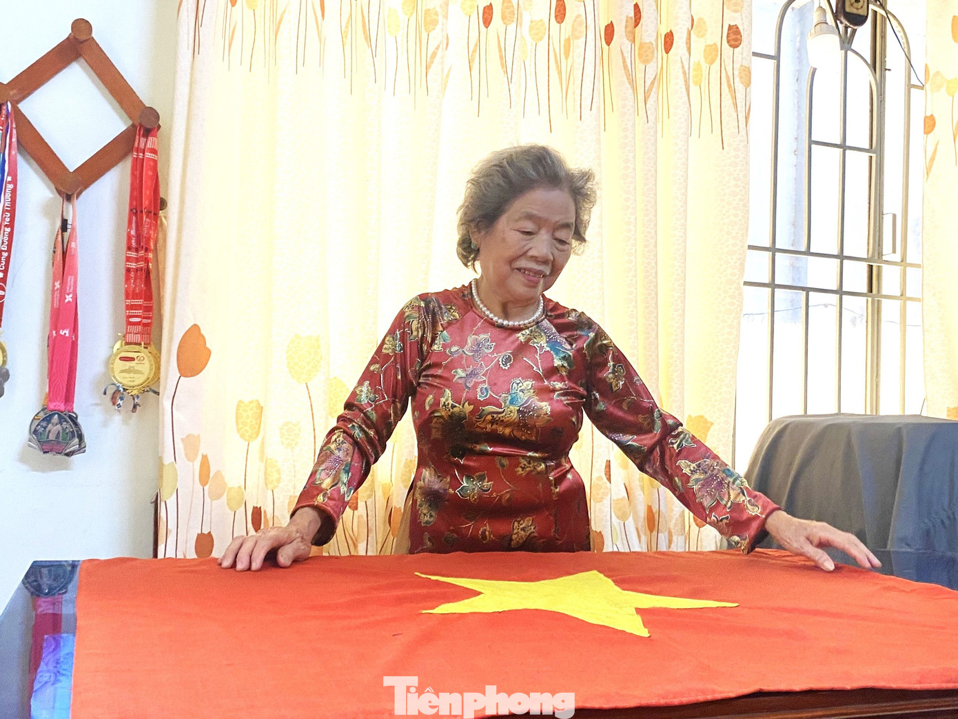 Bà Lan bên lá cờ Tổ quốc