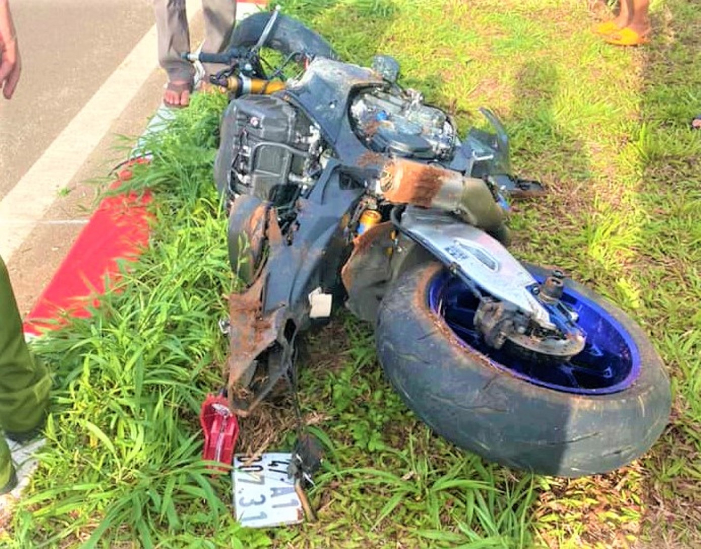 Xe phân khối lớn bị hư hỏng nặng Xe phân khối lớn bị hư hỏng nặng