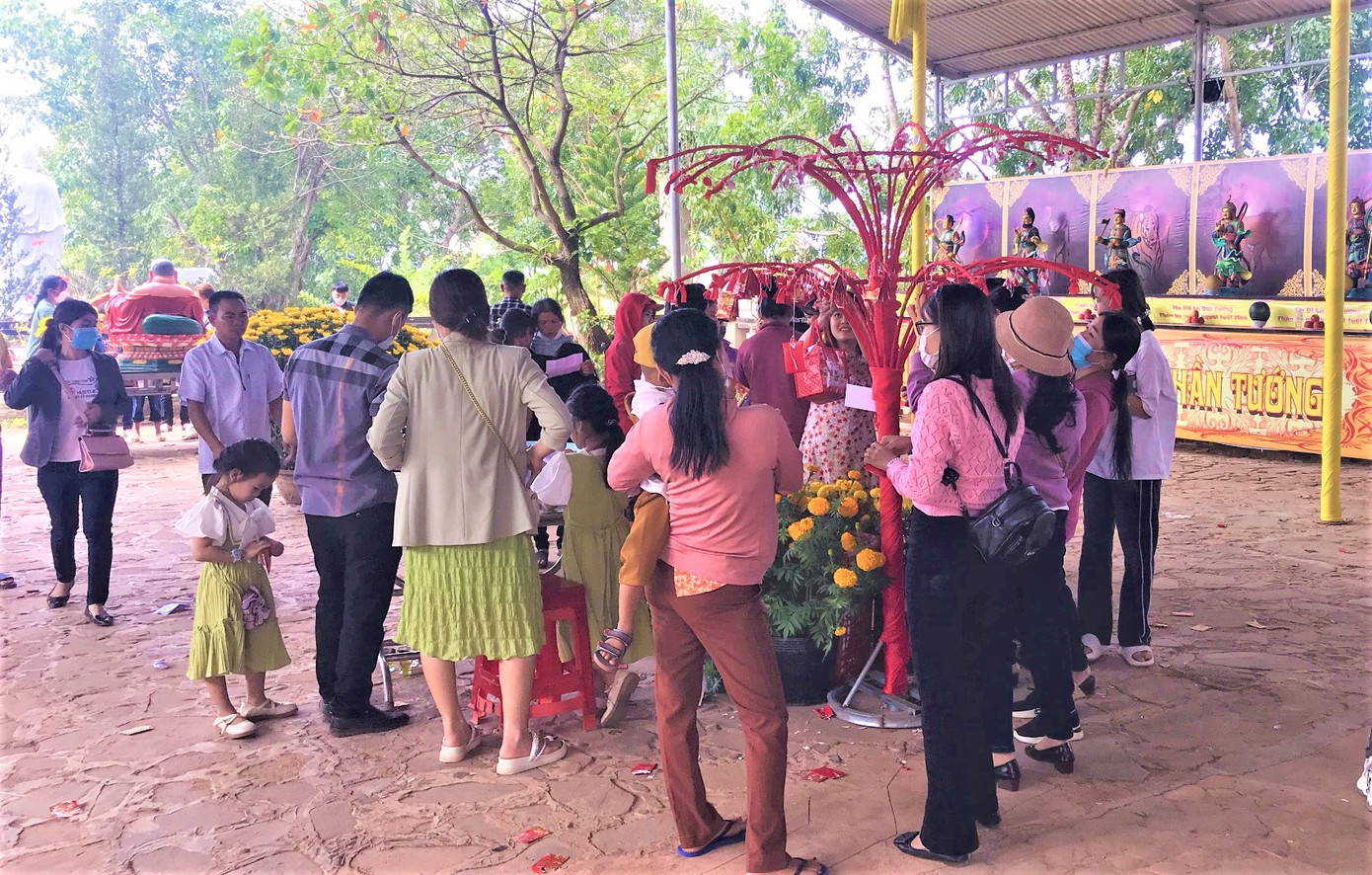 Nhiều người tham gia hái lộc đầu xuân Nhiều người tham gia hái lộc đầu xuân