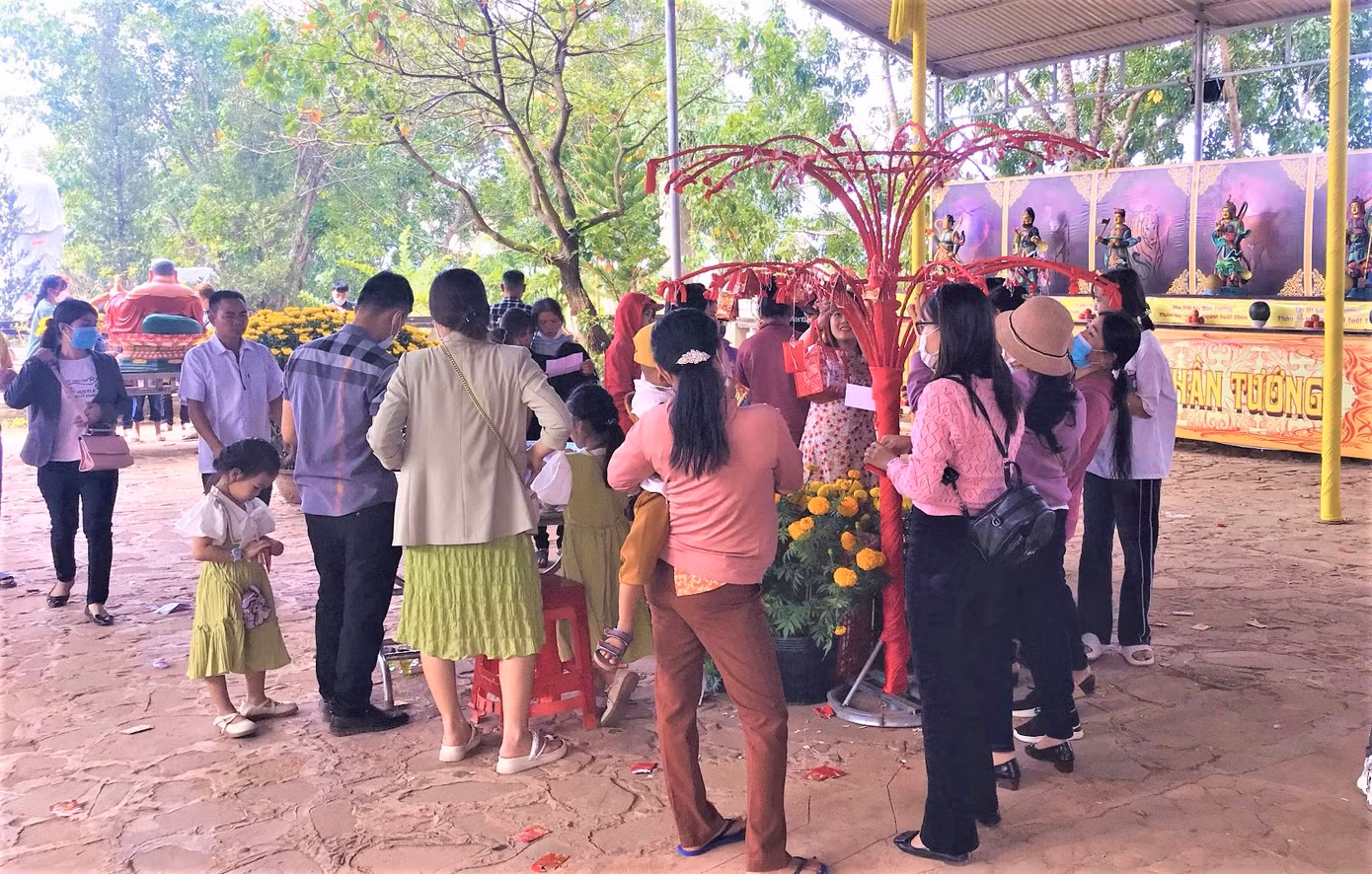 Nhiều người tham gia hái lộc đầu xuân