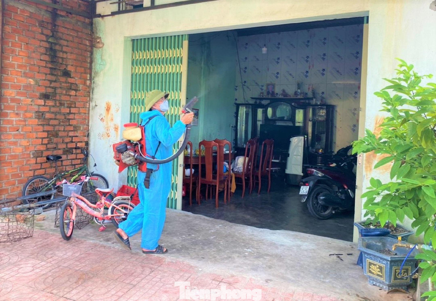 Cán bộ chuyên môn phun thuốc diệt muỗi