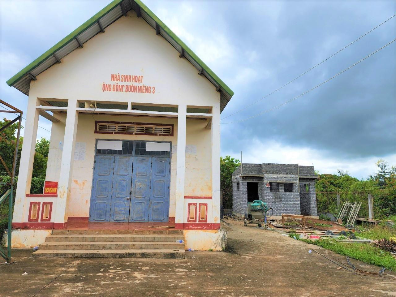 Một căn nhà vệ sinh được xây dựng trong khuôn viên Nhà sinh hoạt cộng đồng buôn Niêng 3 Một căn nhà vệ sinh được xây dựng trong khuôn viên Nhà sinh hoạt cộng đồng buôn Niêng 3