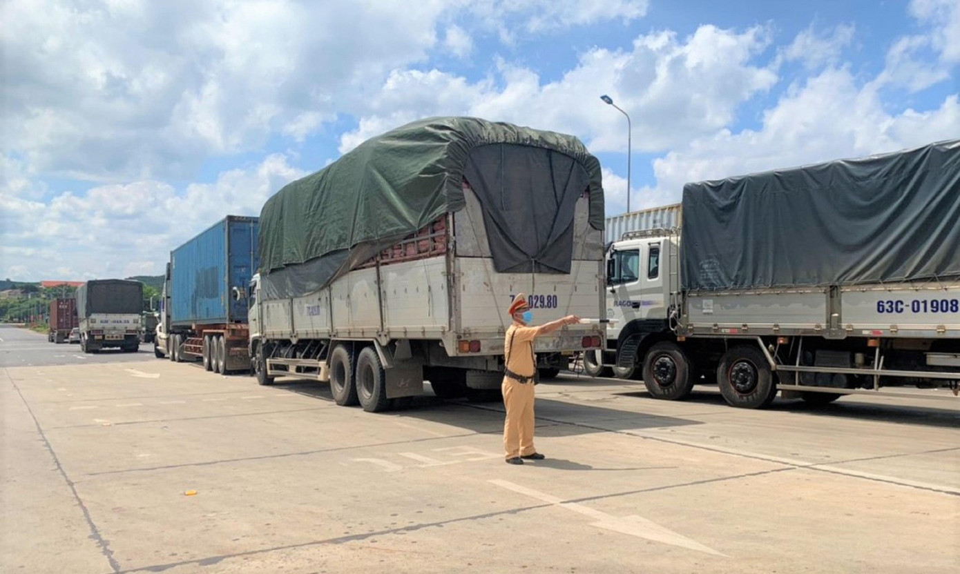 Dù nắng mưa, cán bộ, chiến sĩ công an vẫn bám chốt làm nhiệm vụ Dù nắng mưa, cán bộ, chiến sĩ công an vẫn bám chốt làm nhiệm vụ