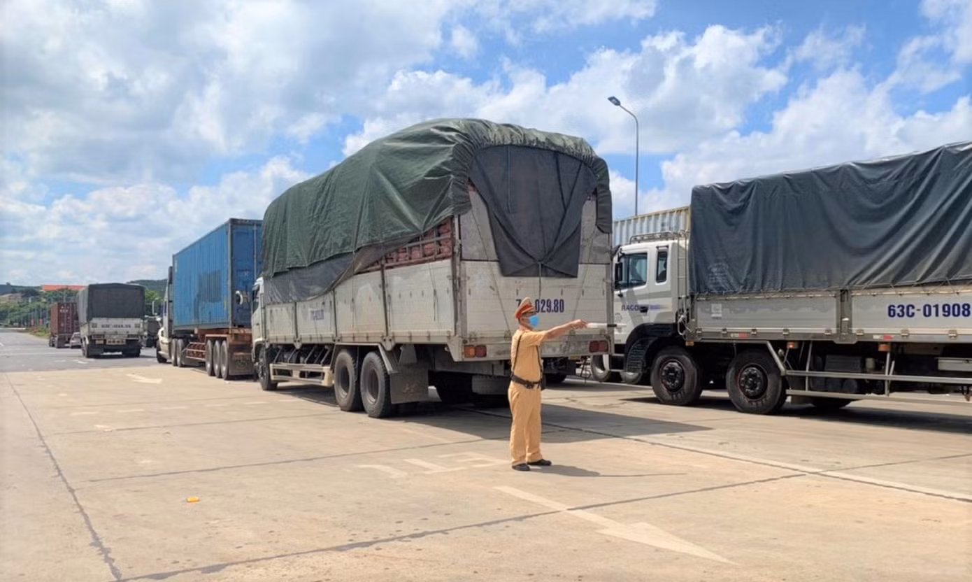 Dù nắng mưa, cán bộ, chiến sĩ công an vẫn bám chốt làm nhiệm vụ Dù nắng mưa, cán bộ, chiến sĩ công an vẫn bám chốt làm nhiệm vụ