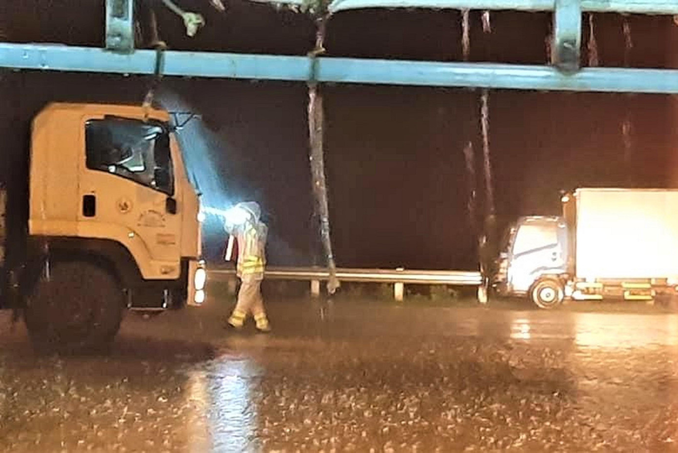 Bóng dáng chiến sĩ công an trong đêm mưa Bóng dáng chiến sĩ công an trong đêm mưa