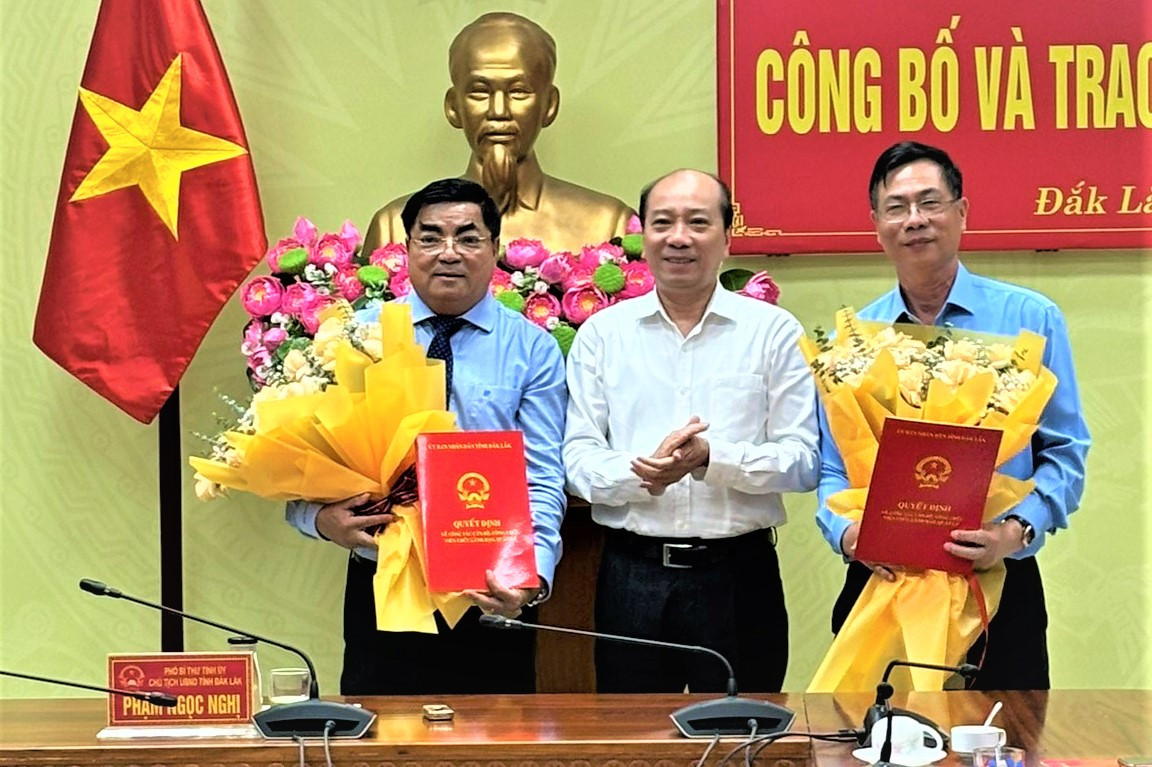 Ông Võ Ngọc Tuyên (trái) nhận quyết định công tác mới