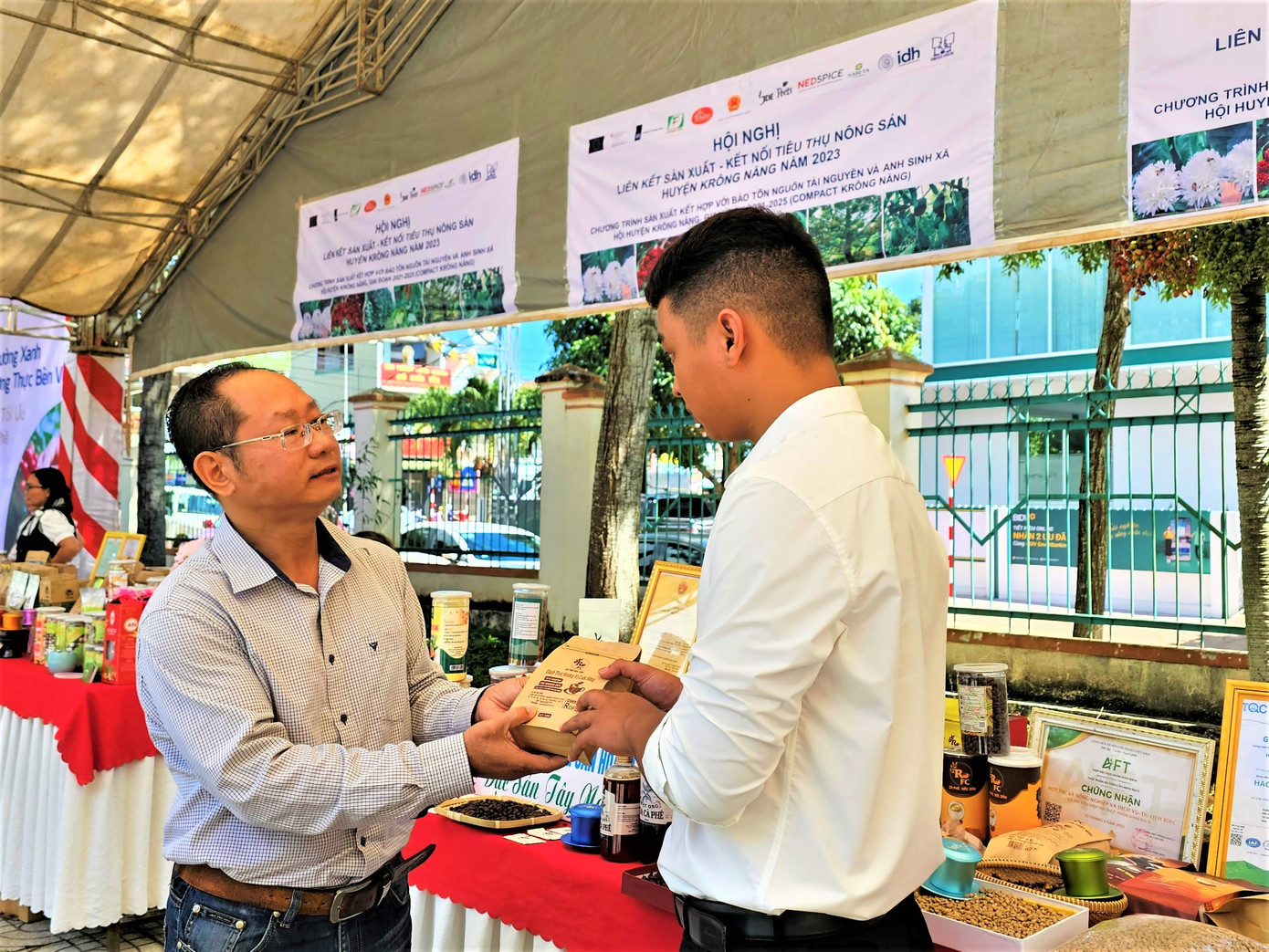 Ông Vũ Đình Khiêm - Điều phối Chương trình cảnh quan bền vững tại tỉnh Đắk Lắk. Ông Vũ Đình Khiêm - Điều phối Chương trình cảnh quan bền vững tại tỉnh Đắk Lắk.