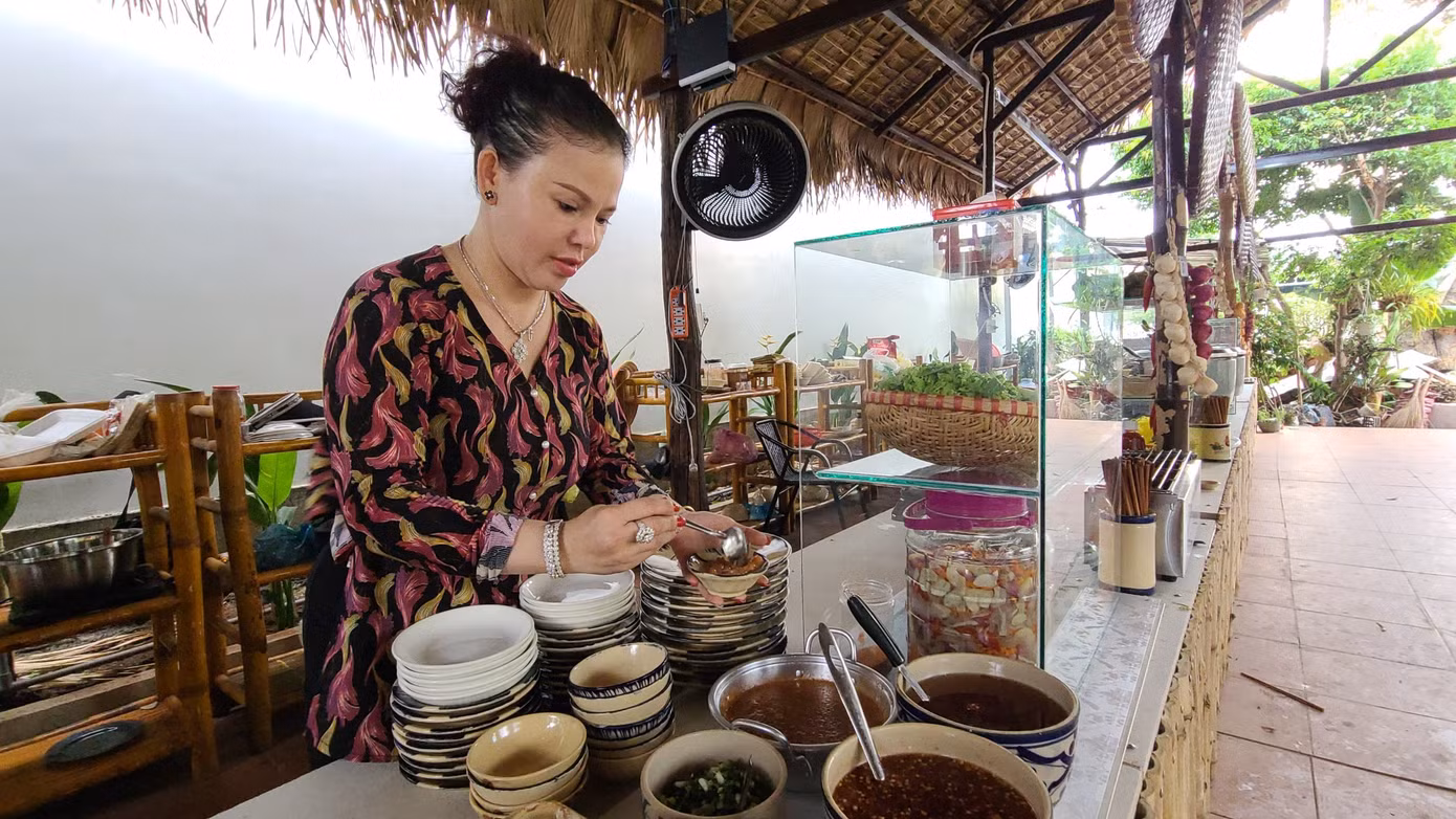 Chị Vân đang làm các món ăn. Chị Vân đang làm các món ăn.