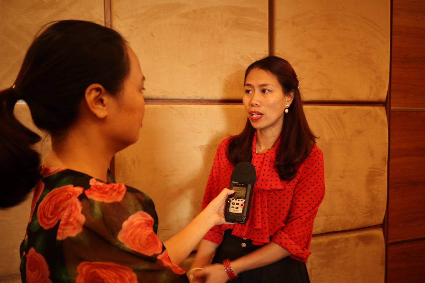 Bà Huỳnh Thị Thùy Trâm - Giám đốc Công ty JFT Việt Nam - trao đổi với báo chí.