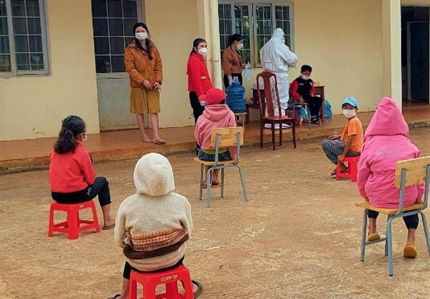 Cán bộ y tế lấy mẫu xét nghiệm SARS-CoV-2 Cán bộ y tế lấy mẫu xét nghiệm SARS-CoV-2