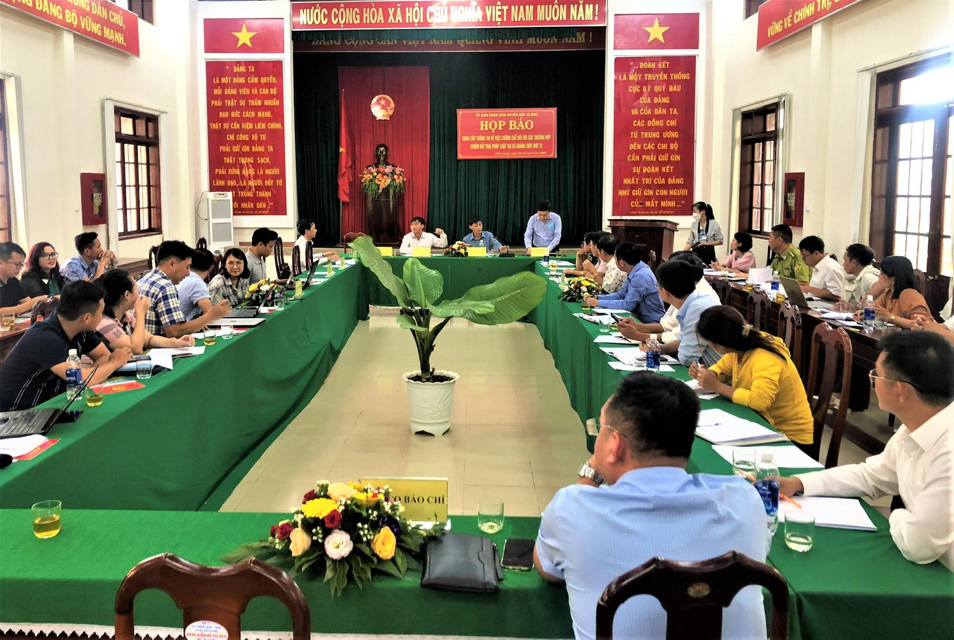 UBND huyện Đắk G'long tổ chức họp báo cung cấp thông tin