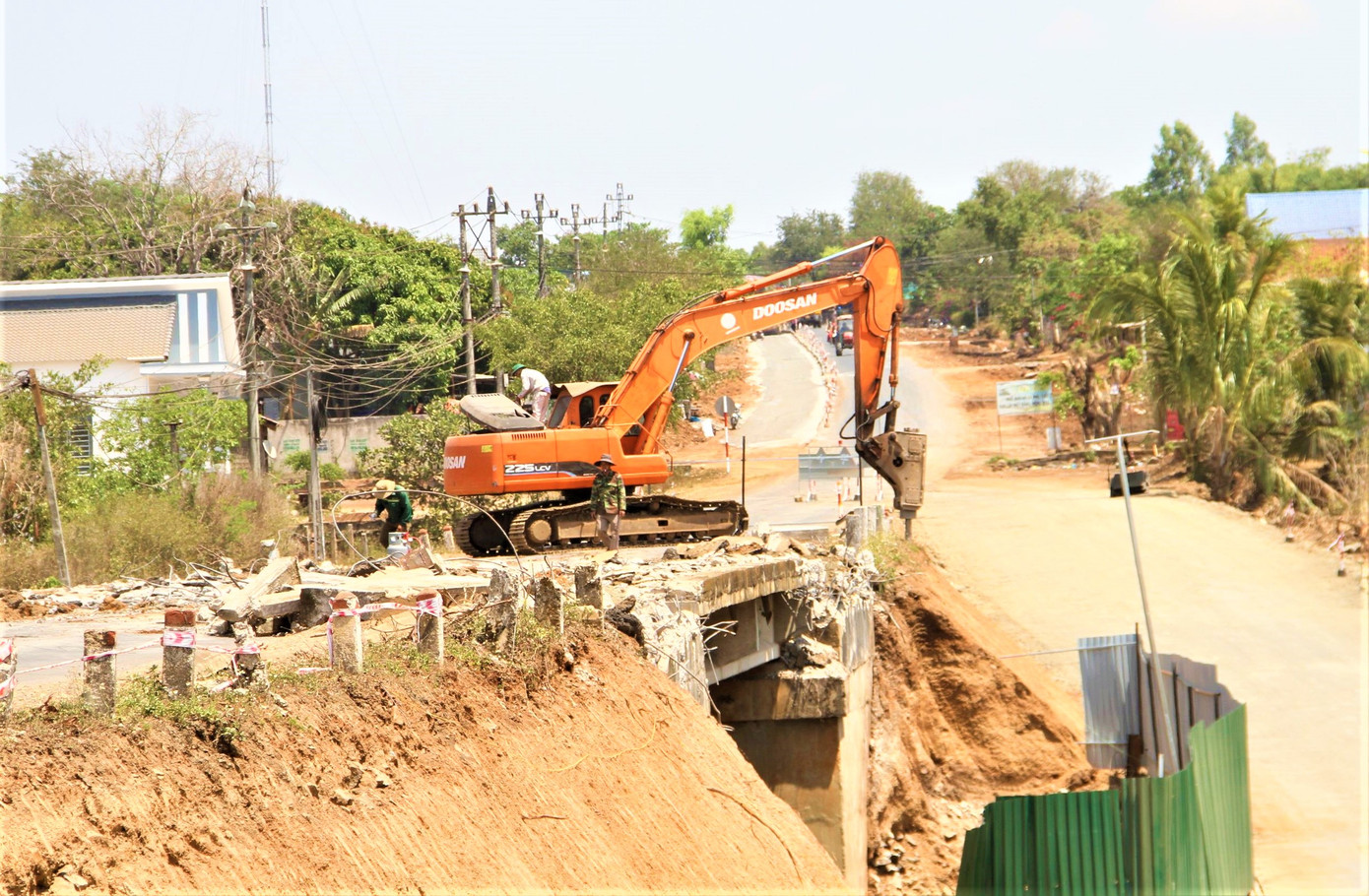 Cầu trên tỉnh lộ 1 đang được tháo dỡ