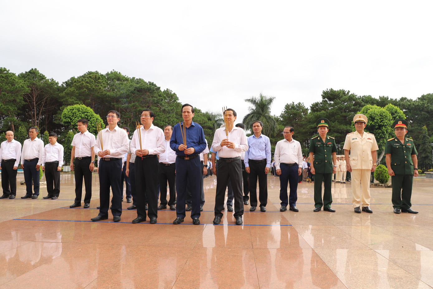 Đoàn công tác dâng hoa, dâng hương tại Đền thờ Liệt sĩ Đắk Lắk