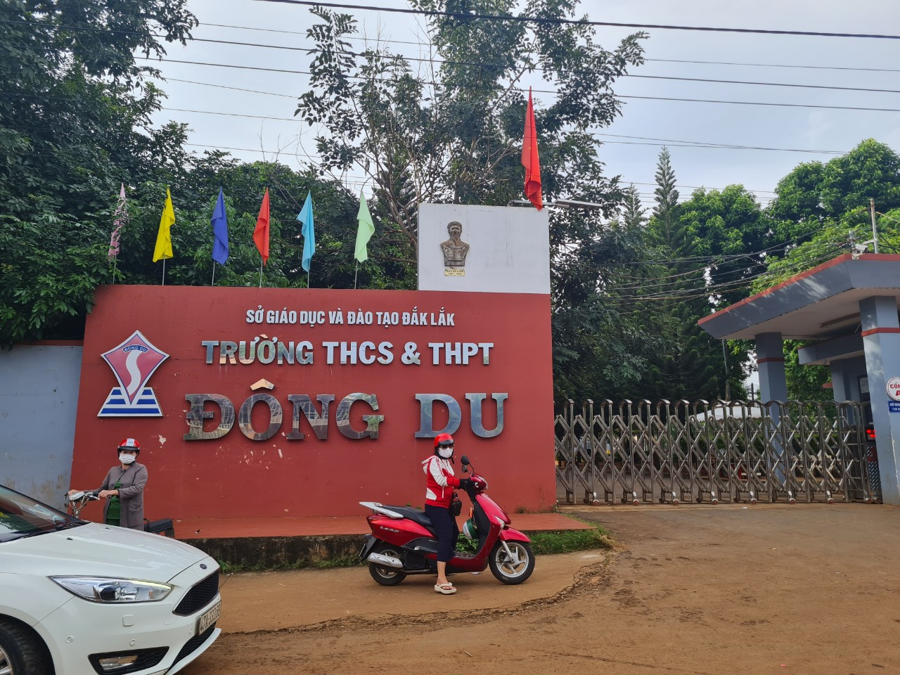 Trường THCS-THPT Đông Du duy trì việc kiểm tra, soát người học sinh từ năm 2013 đến nay Trường THCS-THPT Đông Du duy trì việc kiểm tra, soát người học sinh từ năm 2013 đến nay