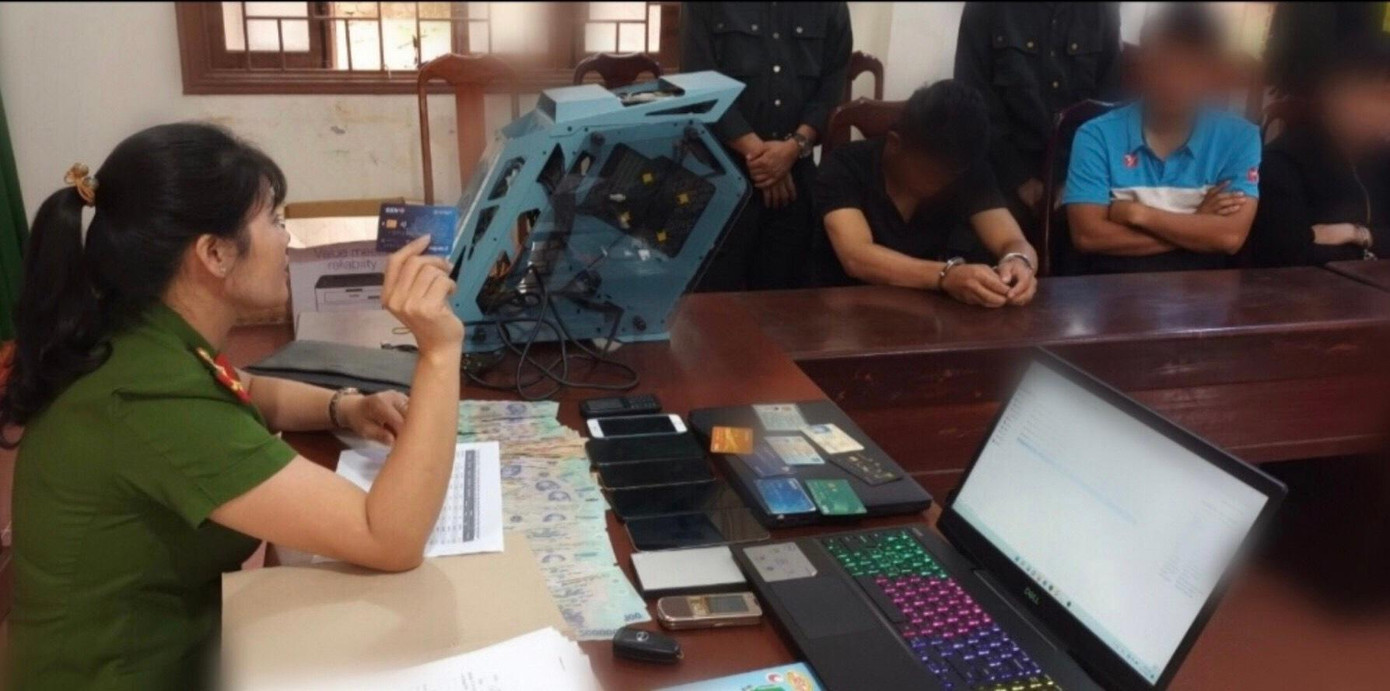 Lực lượng chức năng làm việc với các đối tượng liên quan trong đường dây cá độ bóng đá Lực lượng chức năng làm việc với các đối tượng liên quan trong đường dây cá độ bóng đá