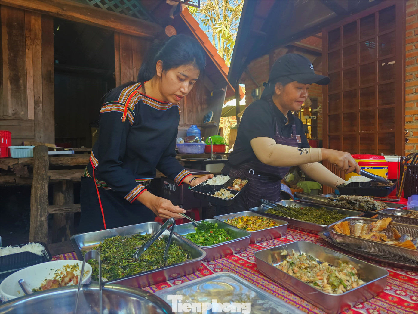 Món ăn do chính các chị trong buôn đảm nhận