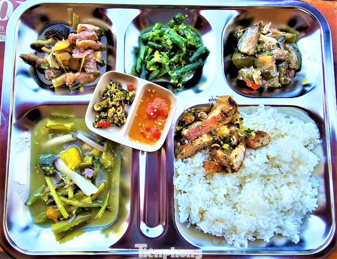 Suất cơm với nhiều món ăn truyền thống khiến thực khách xuýt xoa