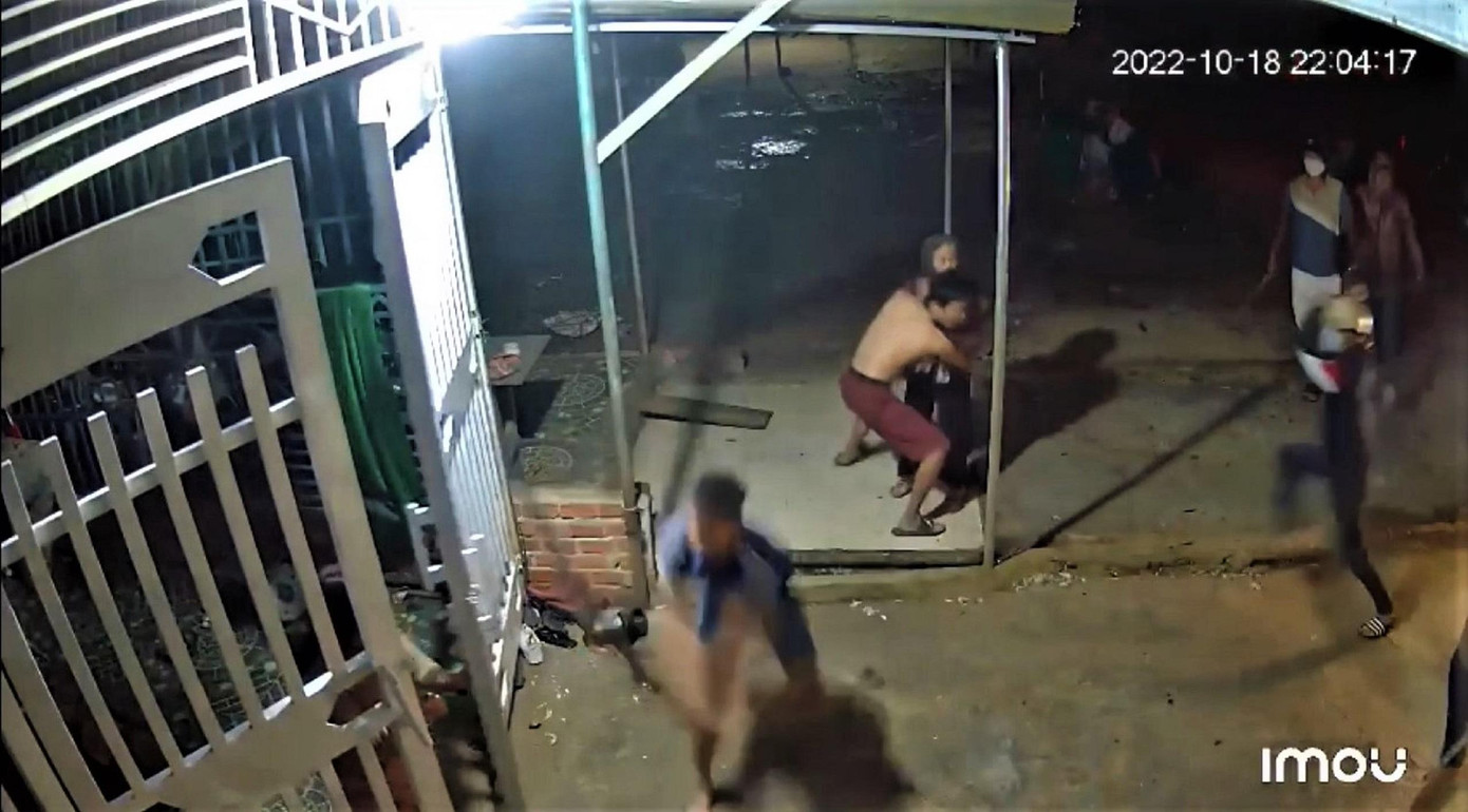 Hình ảnh nhóm côn đồ xông vào chém nhà chị H. Ảnh cắt clip Hình ảnh nhóm côn đồ xông vào chém nhà chị H. Ảnh cắt clip