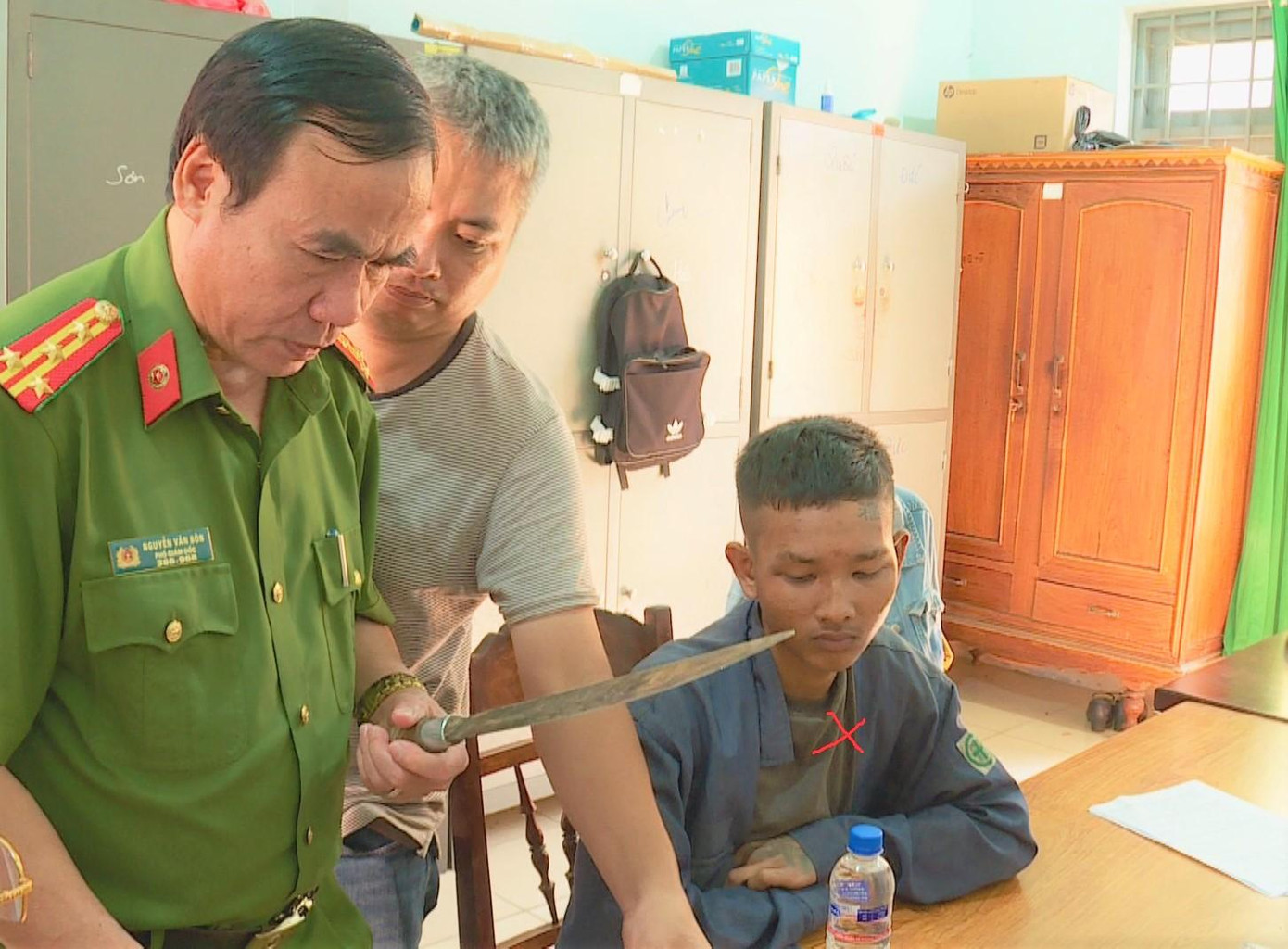 Nghi phạm Y Wiêt tại cơ quan điều tra Nghi phạm Y Wiêt tại cơ quan điều tra