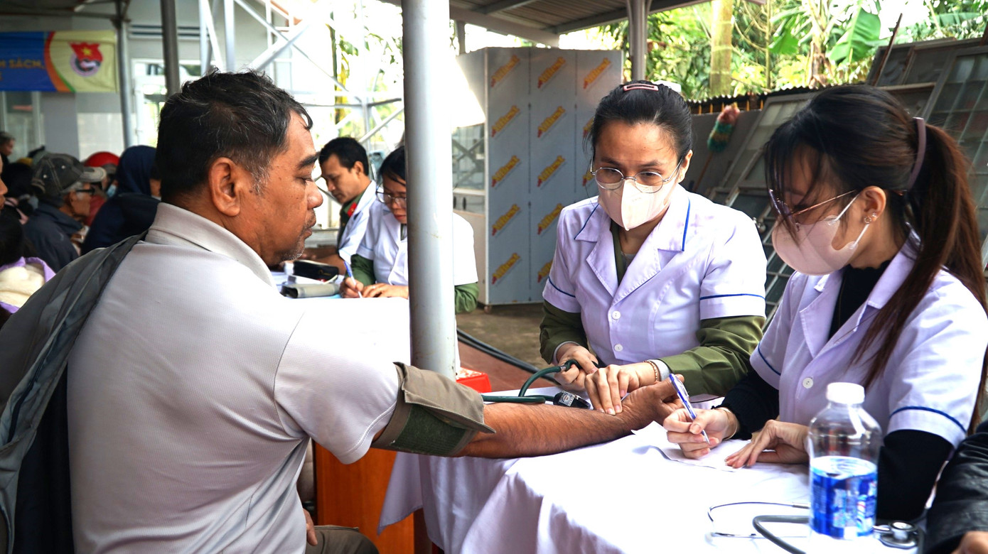 Bà con được khám bệnh miễn phí. Bà con được khám bệnh miễn phí.