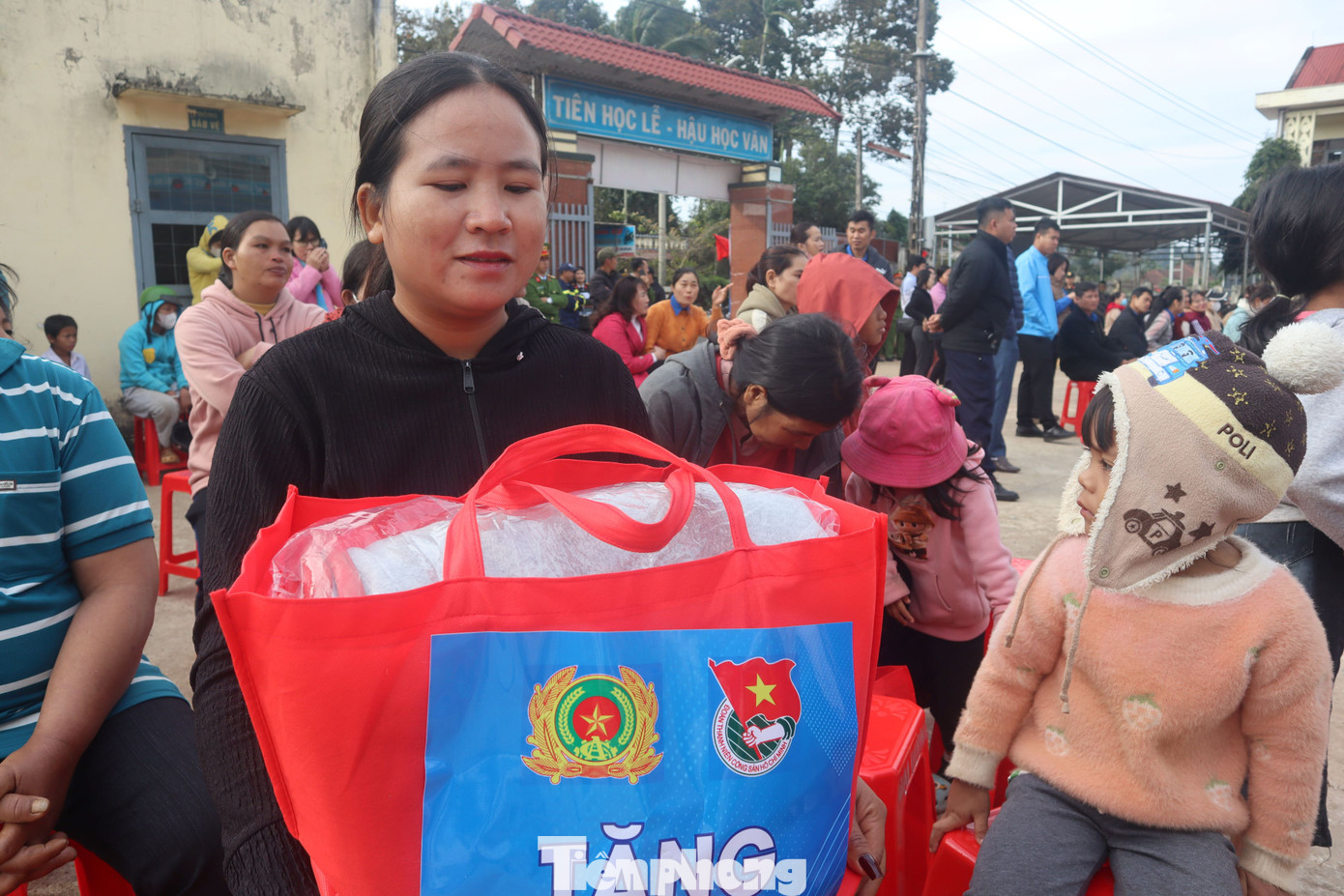 Phần quà rất có ý nghĩa với bà con khi mùa xuân đang về. Phần quà rất có ý nghĩa với bà con khi mùa xuân đang về.