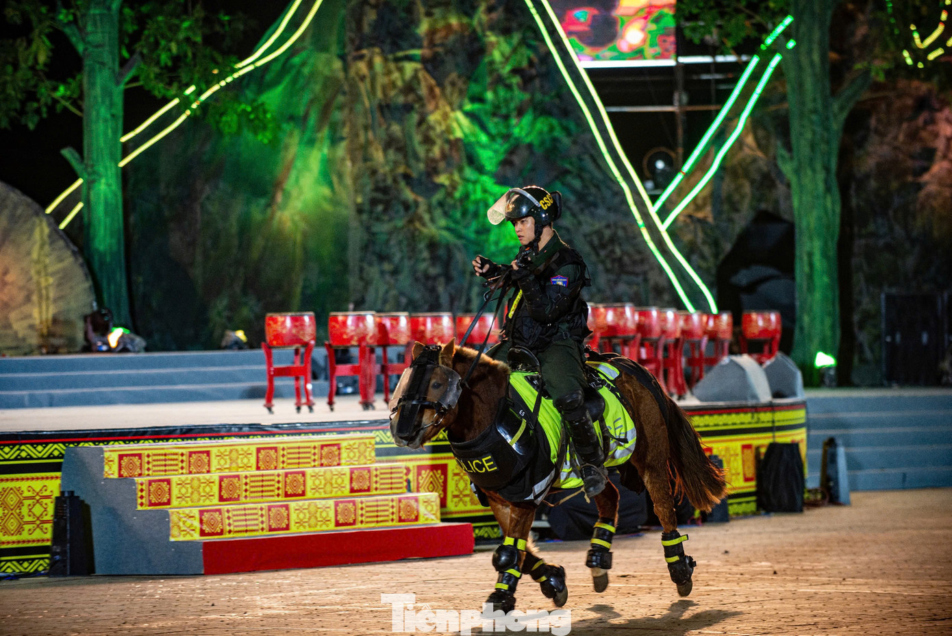 Ngựa nghiệp vụ dưới sự điều khiển của cán bộ, chiến sỹ, thực hiện nhuần nhuyễn động tác, kỹ năng phục vụ công tác tấn công trấn áp các loại tội phạm. Ảnh: Duy Thương.