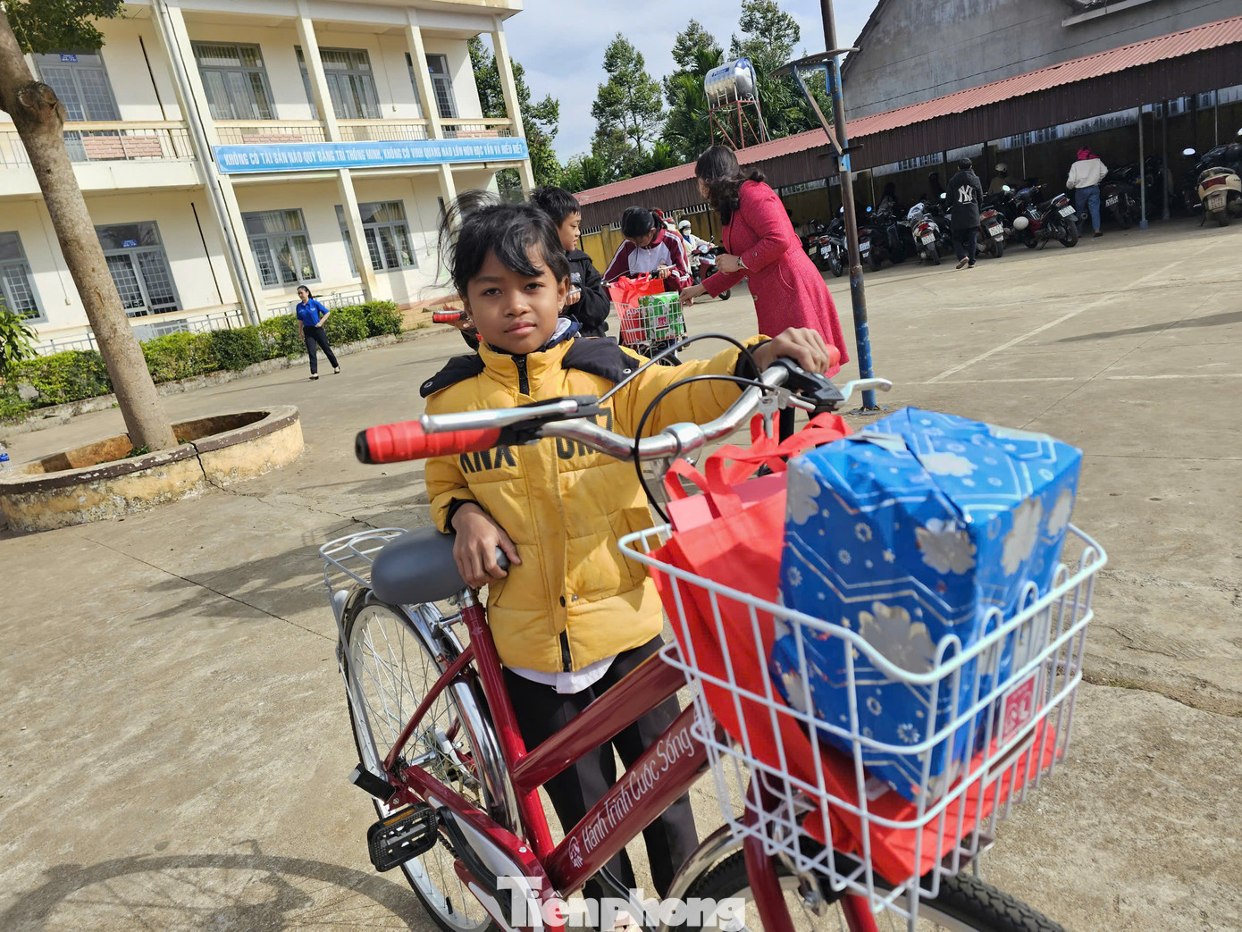 Niềm vui của em nhỏ khi được tặng xe đạp. Niềm vui của em nhỏ khi được tặng xe đạp.