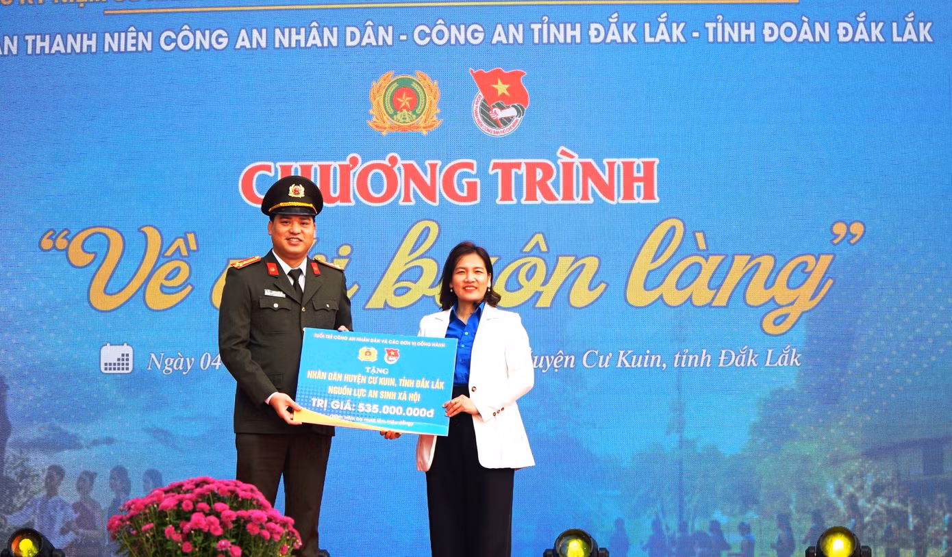 Thượng tá Đồng Đức Vũ - Trưởng Ban Thanh niên Công an Nhân dân, trao bảng tượng trưng các nguồn lực tặng nhân dân huyện Cư Kuin.
