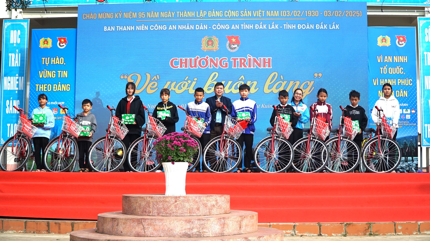 Ban tổ chức chương trình tặng nhiều xe đạp cho học sinh. Ban tổ chức chương trình tặng nhiều xe đạp cho học sinh.