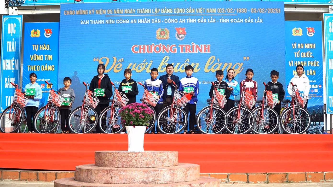 Ban tổ chức chương trình tặng nhiều xe đạp cho học sinh.