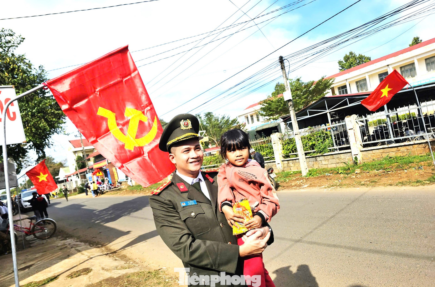 Lực lượng Công an Nhân dân luôn hướng về bà con buôn làng Đắk Lắk. Lực lượng Công an Nhân dân luôn hướng về bà con buôn làng Đắk Lắk.