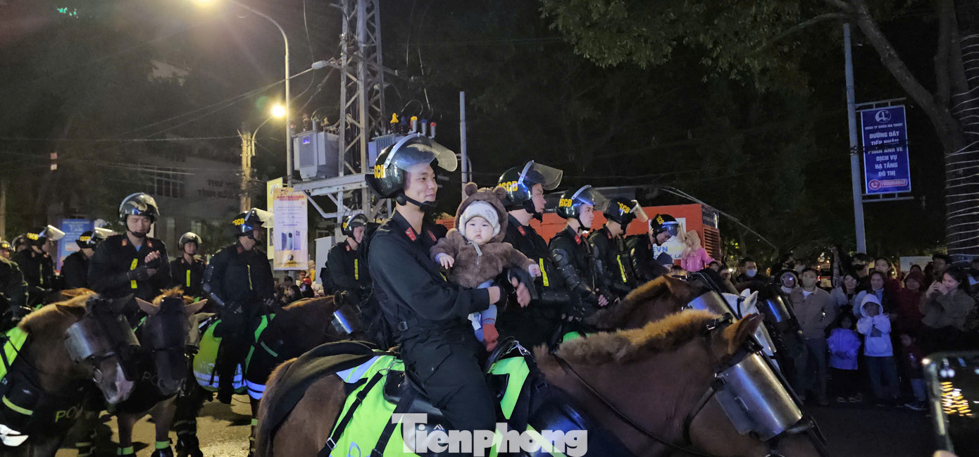 Đoàn cảnh sát cơ động kỵ binh giao lưu với người dân.