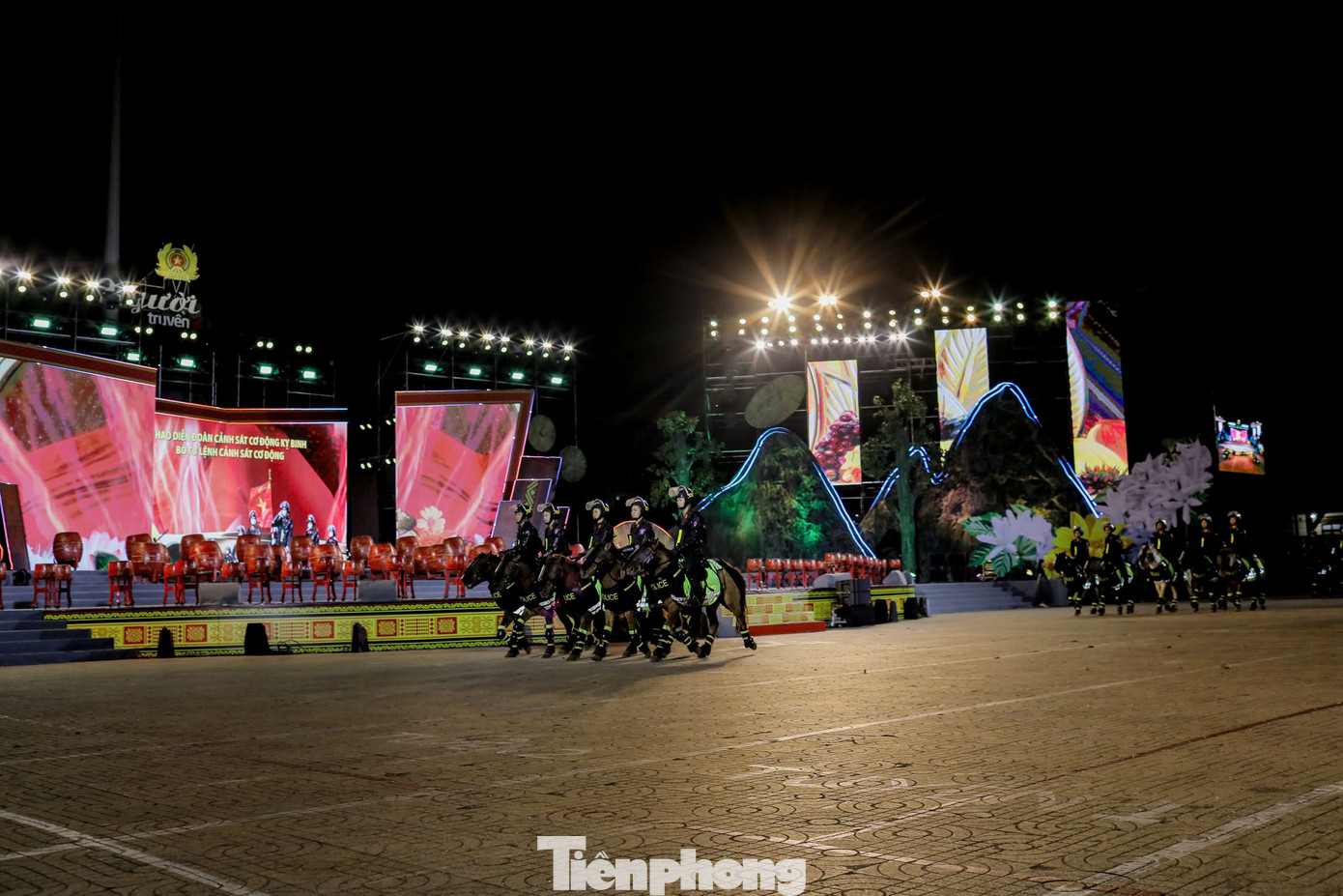 Đoàn Cảnh sát cơ động kỵ binh có màn biểu diễn với nhiều kỹ thuật đặc sắc. Ảnh: Duy Thương.