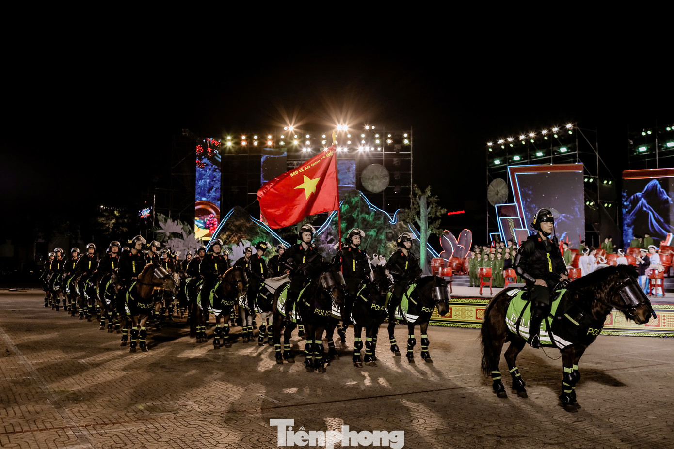Tối 4/1, tại TP Buôn Ma Thuột (Đắk Lắk) diễn ra Chương trình giao lưu nghệ thuật "Người truyền lửa" với chủ đề "Lửa cao nguyên". Tại đây, người dân Đắk Lắk được tận thấy màn biểu diễn điêu luyện của Cảnh sát cơ động Kỵ binh. Ảnh: Duy Thương.