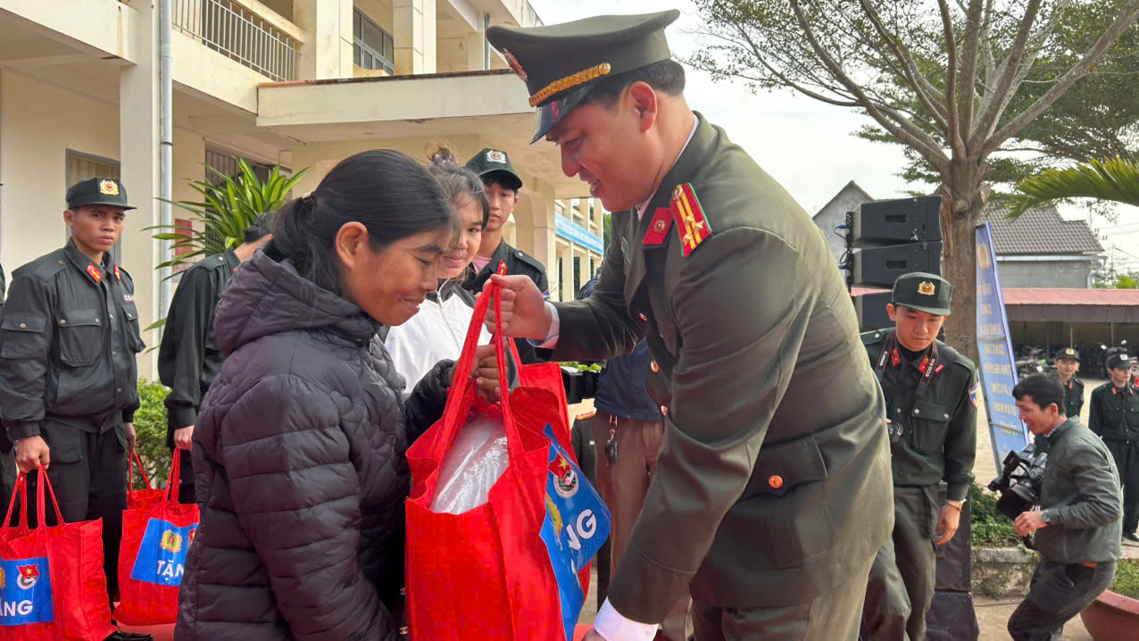 Người dân vui mừng khi được lực lượng công an quan tâm, tặng quà. Người dân vui mừng khi được lực lượng công an quan tâm, tặng quà.