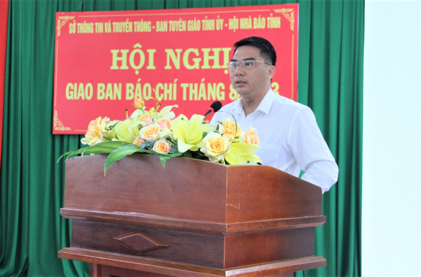 Ông Phan Thanh Hải – Phó Giám đốc Sở GD&ĐT tỉnh Đắk Nông báo cáo tại hội nghị Ông Phan Thanh Hải – Phó Giám đốc Sở GD&ĐT tỉnh Đắk Nông báo cáo tại hội nghị