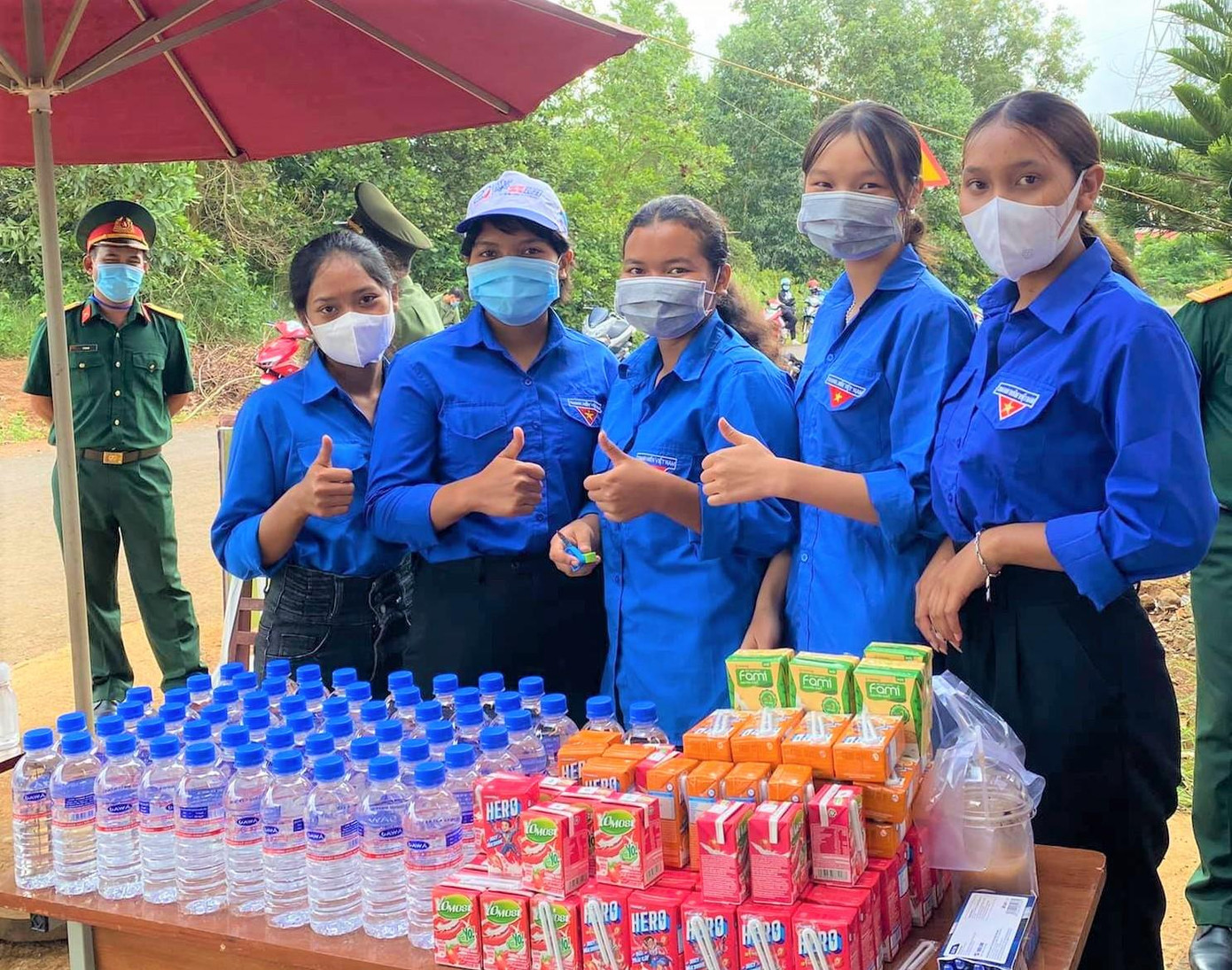 Chuẩn bị nước uống, sữa ngọt tặng thí sinh Chuẩn bị nước uống, sữa ngọt tặng thí sinh