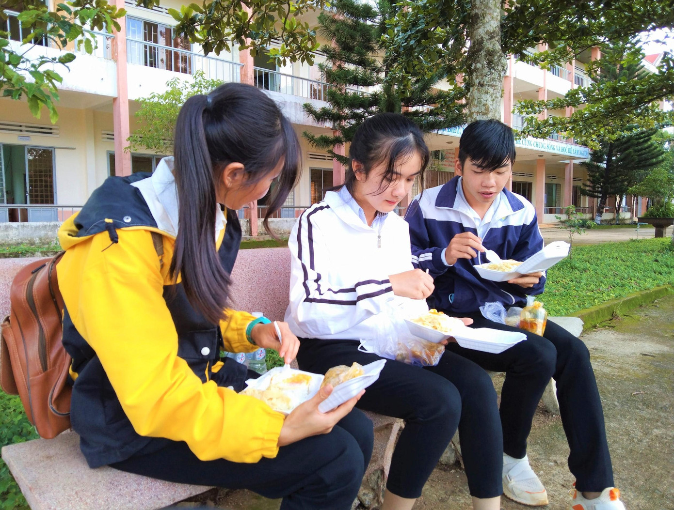 Thi sinh thưởng thức cơm trưa tại điểm thi Thi sinh thưởng thức cơm trưa tại điểm thi