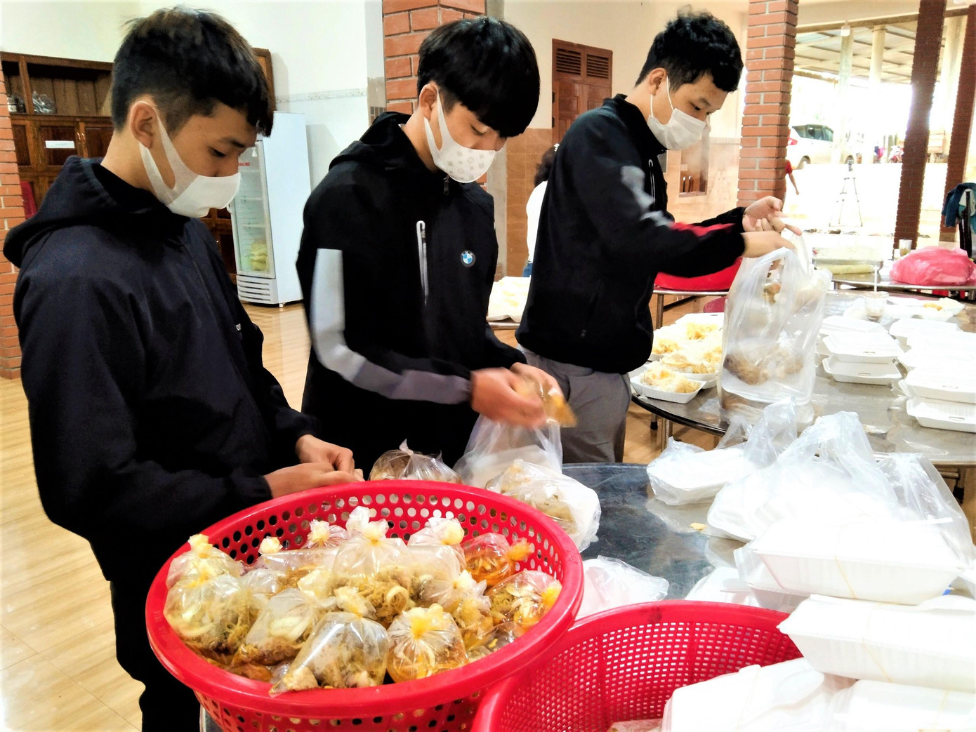 Tham gia chuẩn bị các suất ăn trưa cho thí sinh Tham gia chuẩn bị các suất ăn trưa cho thí sinh